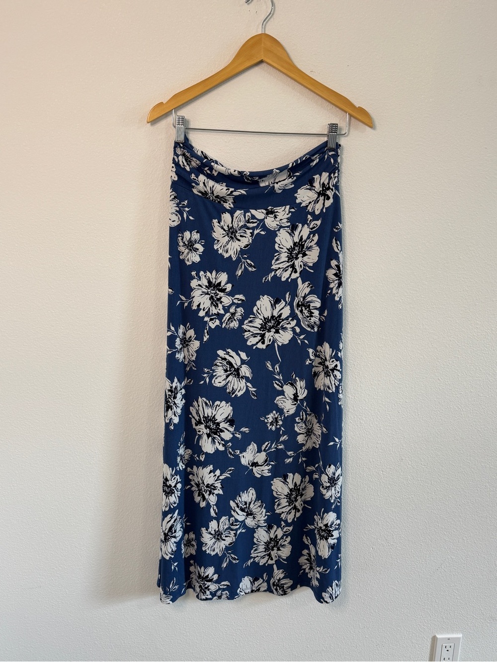 Kaileigh Blue Floral Pull-On Midi Skirt Medium